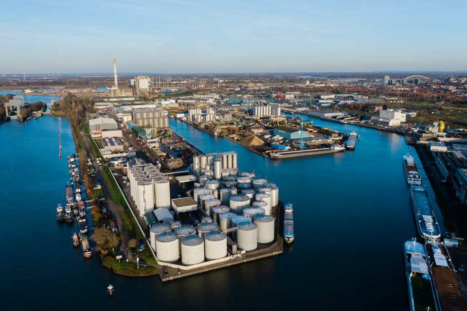 Een luchtfoto van het industriegebied bij West Weurt in Nijmegen