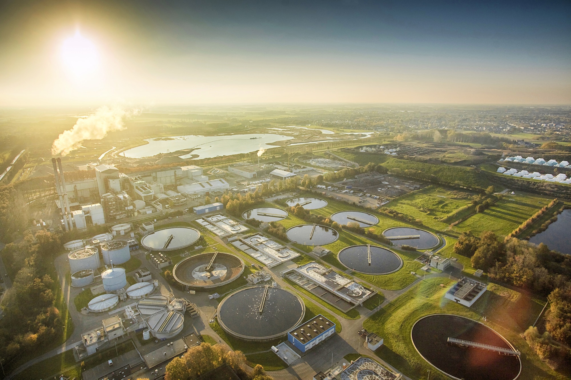 Luchtfoto van afvalverwerkingscentrale ARN en de Beuningse Plas